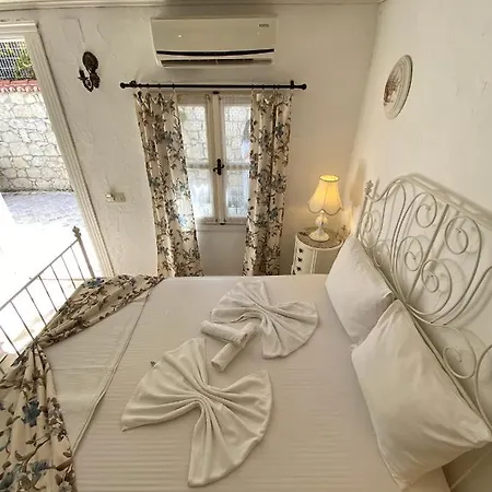 Alacati Roka Tas Butik * Cesme