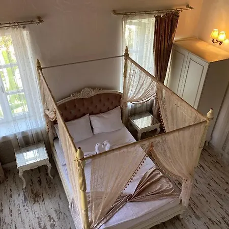 Alacati Roka Tas Butik Cesme