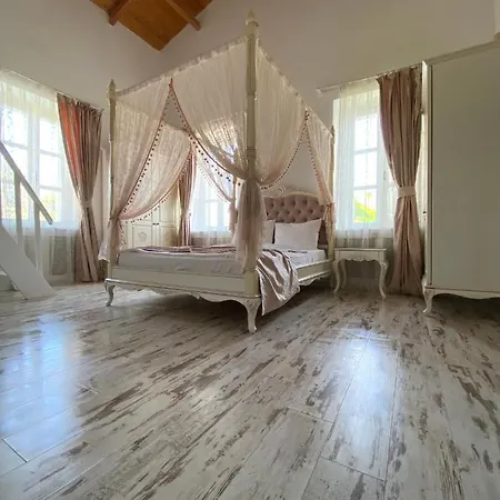 Alaçati Roka Taş Butık * Çeşme