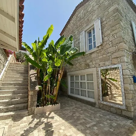 Alaçati Roka Taş Butık