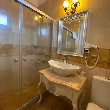 Alaçati Roka Taş Butık *