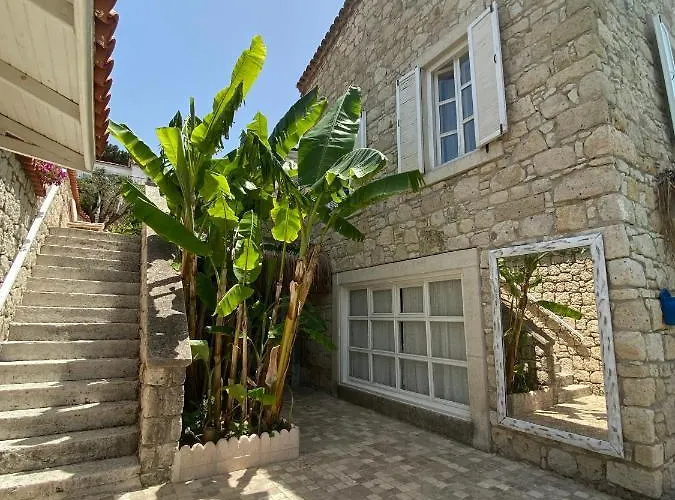 Alaçati Roka Taş Butık